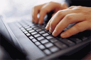 Manos escribiendo en un teclado