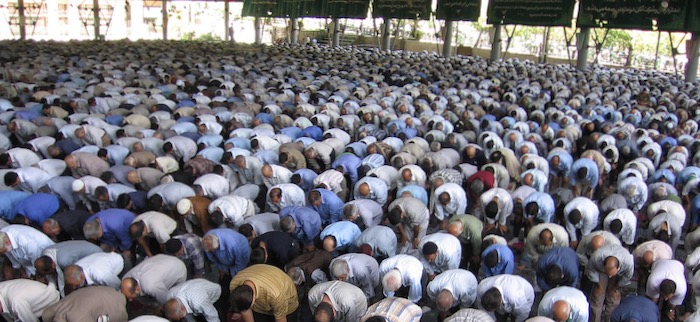 Musulmani riuniti in preghiera all'Università di Teheran