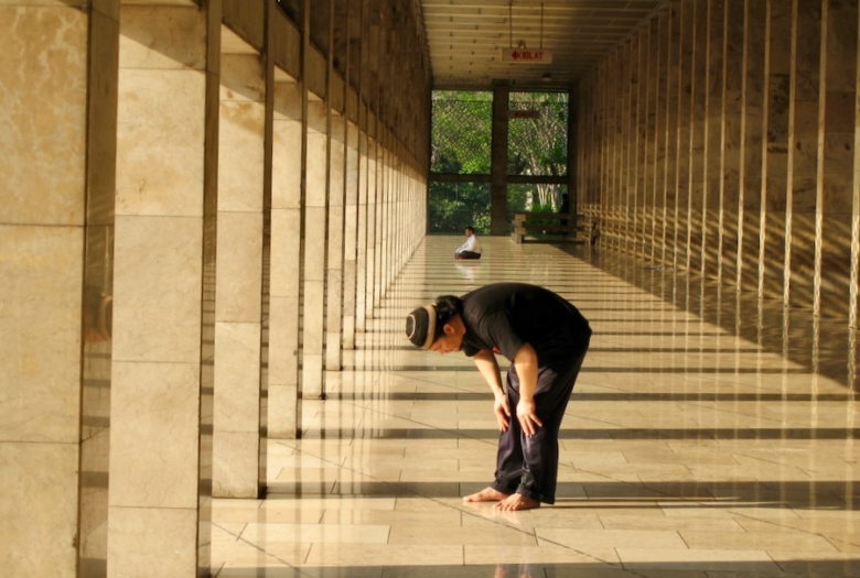 Un uomo in preghiera nella moschea Istiqlal di Giacarta