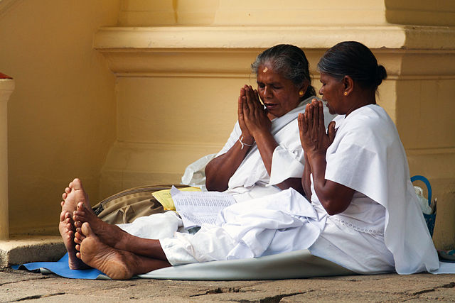 Mujeres rezando cerca del Templo del Toorh, Kandy