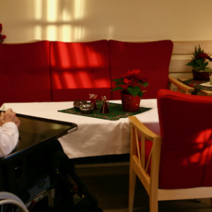 Älterer Mann trinkt alleine Kaffee im Fosnes Pflegeheim in Norwegen