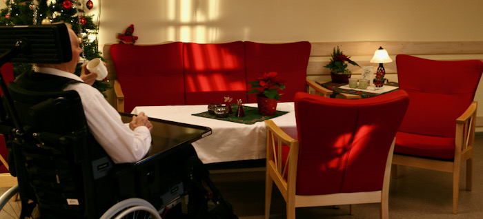 Anziano che beve un caffè da solo nella casa di riposo di Fosnes in Norvegia