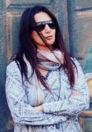La journaliste Jelena Jorgačević portant des lunettes de soleil et les bras croisés.
