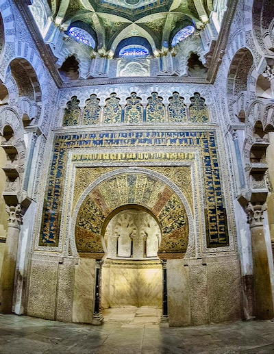 Der mosaikgeschmückte Mihrab (Mitte) und die verschlungenen Bögen der Maqsura (links und rechts) in der Mezquita von Córdoba