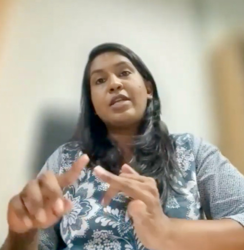 Schermata di Indeewari Amuatte mentre parla durante una riunione Zoom