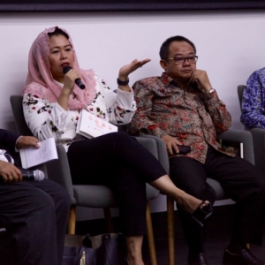 Un grupo de panelistas en la conferencia de la IARJ en Yakarta