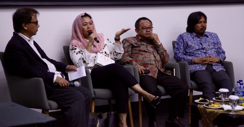 Un grupo de panelistas en la conferencia de la IARJ en Yakarta