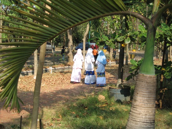 Drei Mädchen gehen zu ihren Highschool-Klassen in einem der charakteristischen islamischen Internate Indonesiens.