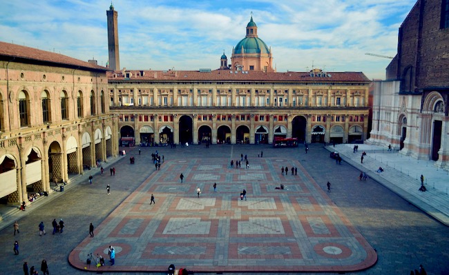A grande praça Piazza Maggiore Bolonha