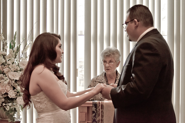 Mariage civil : au premier plan, un homme et une femme se tiennent par la main.
