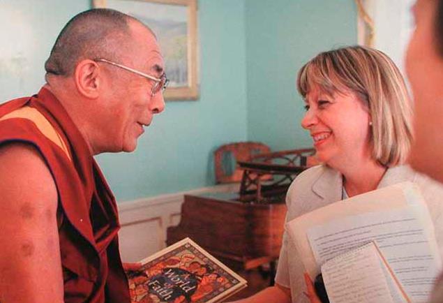 Peggy Fletcher Stack trifft sich mit dem Dalai Lama