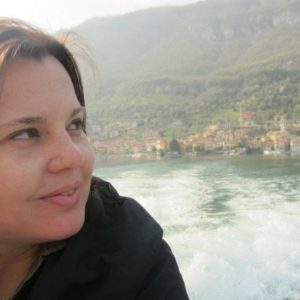 A jornalista Elisa Di Benedetto com o Lago Cuomo em fundo