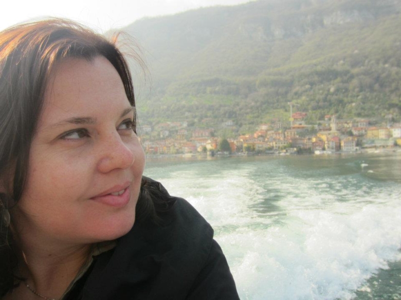 La periodista Elisa Di Benedetto con el lago Cuomo al fondo
