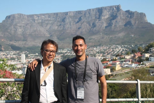 Yazeed Kamaldien und Endy Bayuni posieren vor einem Berg in Kapstadt, Südafrika