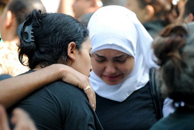 Una ragazza musulmana che è venuta a sostenere la sua amica cristiana dopo che suo fratello è stato ucciso durante le battaglie di Maspero