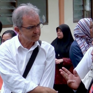 Le journaliste canadien Douglas Todd salue les autres participants lors d'une visite d'un internat indonésien dans le cadre de la conférence de l'IARJ en octobre 2017.