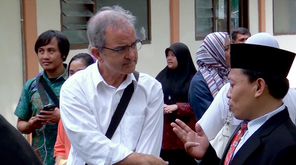 Il giornalista canadese Douglas Todd saluta gli altri partecipanti durante la visita a un collegio indonesiano in occasione della conferenza della IARJ nell'ottobre 2017