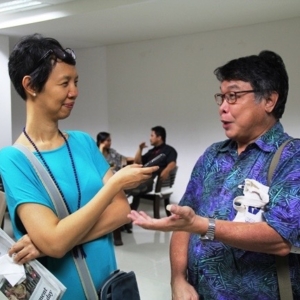 La cofondatrice della IARJ, Isabel Templo, giornalista filippina, intervista il Rev. Johannes Haryanto, sacerdote gesuita che fa parte della Conferenza indonesiana per la religione e la pace.