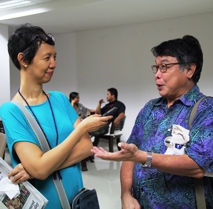 IARJ-Mitbegründerin Isabel Templo, eine Journalistin aus den Philippinen, interviewt Pfarrer Johannes Haryanto, einen Jesuitenpater, der der Indonesischen Konferenz für Religion und Frieden angehört.