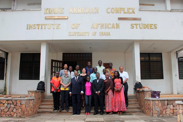 Asistentes a la conferencia IARJ en el exterior del centro de Estudios Africanos de la Universidad de Ghana