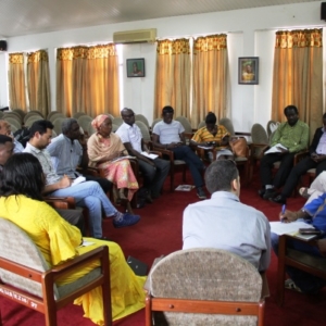 Los participantes en la conferencia de IARJ Ghana se sientan en círculo