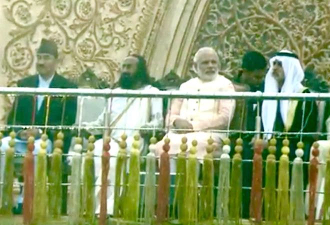 Le Premier ministre Narendra Modi assis avec Sri Sri Ravi Shankar