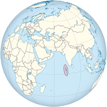 Una mappa del mondo che raffigura l'Africa, l'Europa e l'Asia, con la nazione insulare delle Maldive cerchiata in rosso.