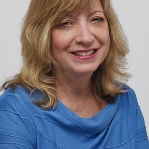 Fotografia de cabeça profissional da jornalista Peggy Fletcher Stack