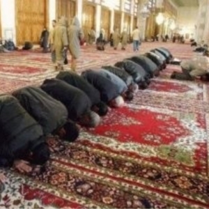 Muçulmanos a rezar numa mesquita