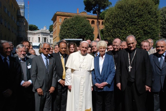 Le pape François et d'autres personnes à l'Académie pontificale des sciences