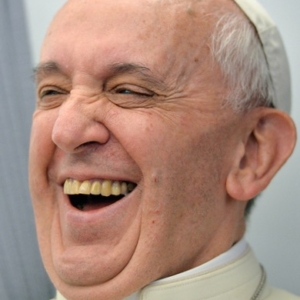 O Papa Francisco a rir-se