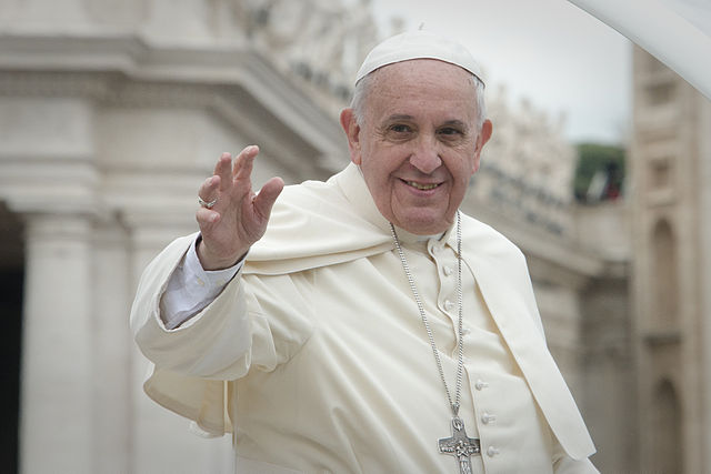 Papst Franziskus mit ausgestrecktem Arm winkend