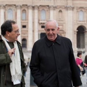 Papst Franziskus mit dem Autor von Papst Franziskus: Sein Leben in seinen eigenen Worten