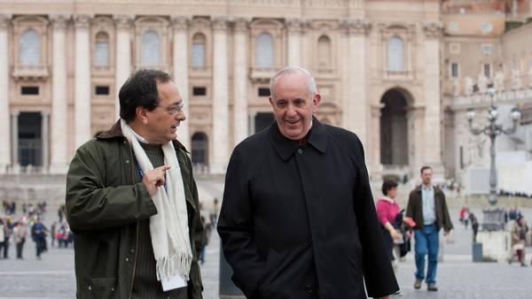 Papa Francesco con l'autore di Papa Francesco: la sua vita nelle sue parole