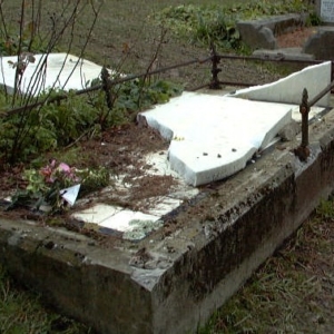 La tomba vandalizzata di Solomon Levy