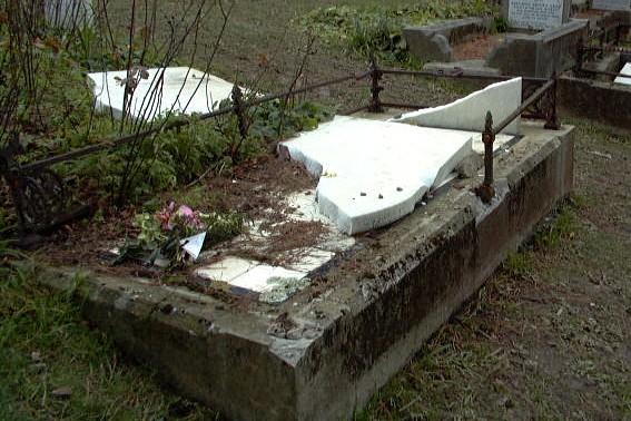 La tombe vandalisée de Solomon Levy