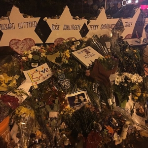 Flores y estampas en recuerdo de las víctimas del tiroteo en la sinagoga Árbol de la Vida.