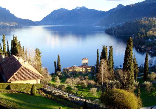 Le centre Bellagio sur le lac de Côme en Italie
