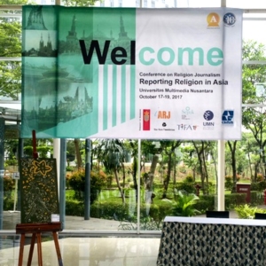 A banner stating “Welcome, Conference on Religion Journalism”