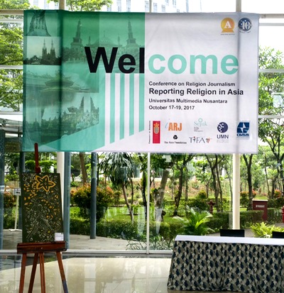 A banner stating “Welcome, Conference on Religion Journalism”