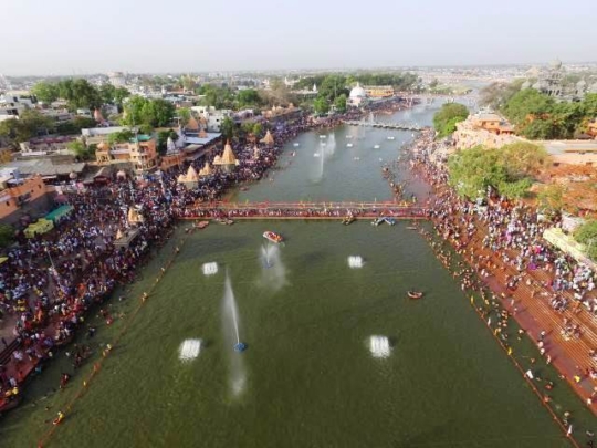 Luftaufnahme von Ramghat und dem heiligen Fluss, in dem Millionen Menschen während des Simhasth Kumbh Mahaparv baden