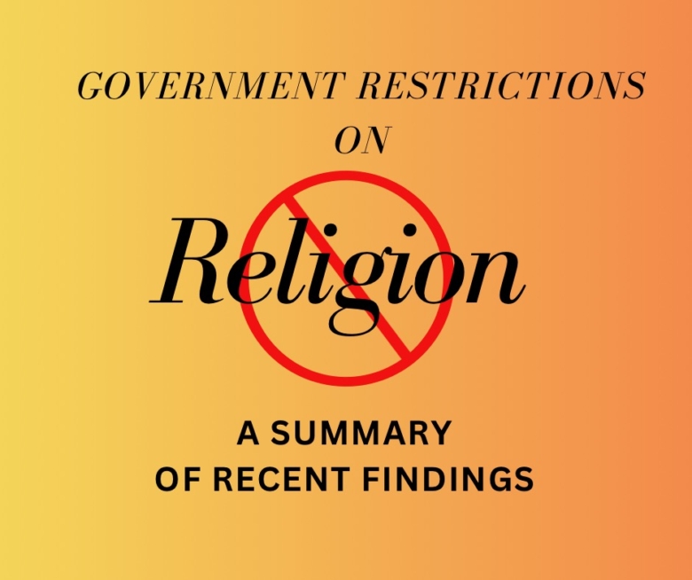 Scritta nera su sfondo giallo-arancio sfumato con la parola religione barrata in rosso. Si legge: "Restrizioni governative alla religione: una sintesi delle recenti scoperte".